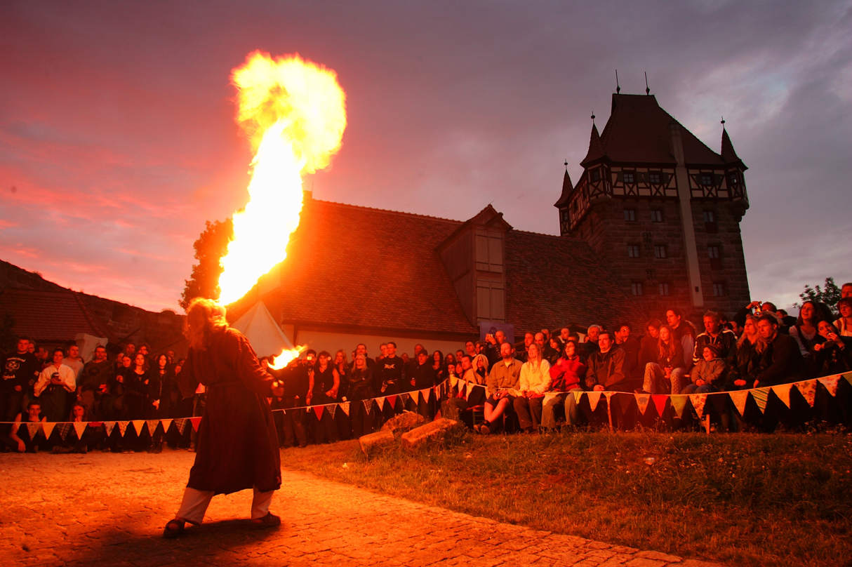 Feuertanz Festival Wir holen uns die Burg zurück Supported das